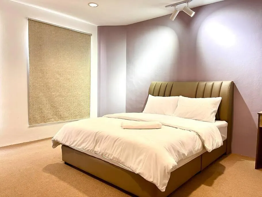 Malacca City Center Bliss: Steps From Attractions! דירה